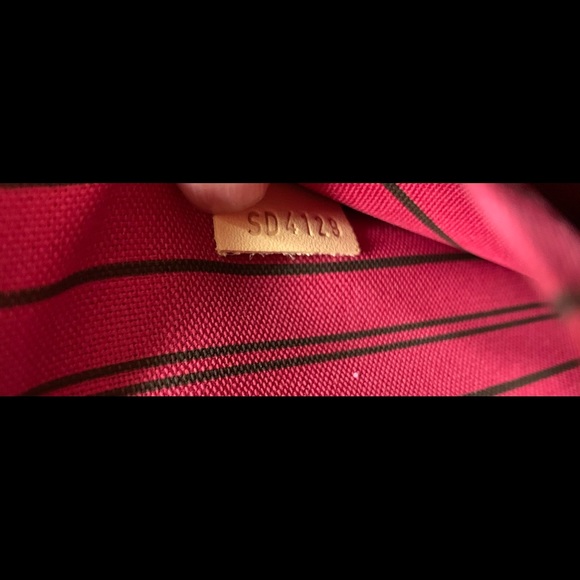 Louis Vuitton Neverfull Pouch in Monogram - Picture 8 of 9